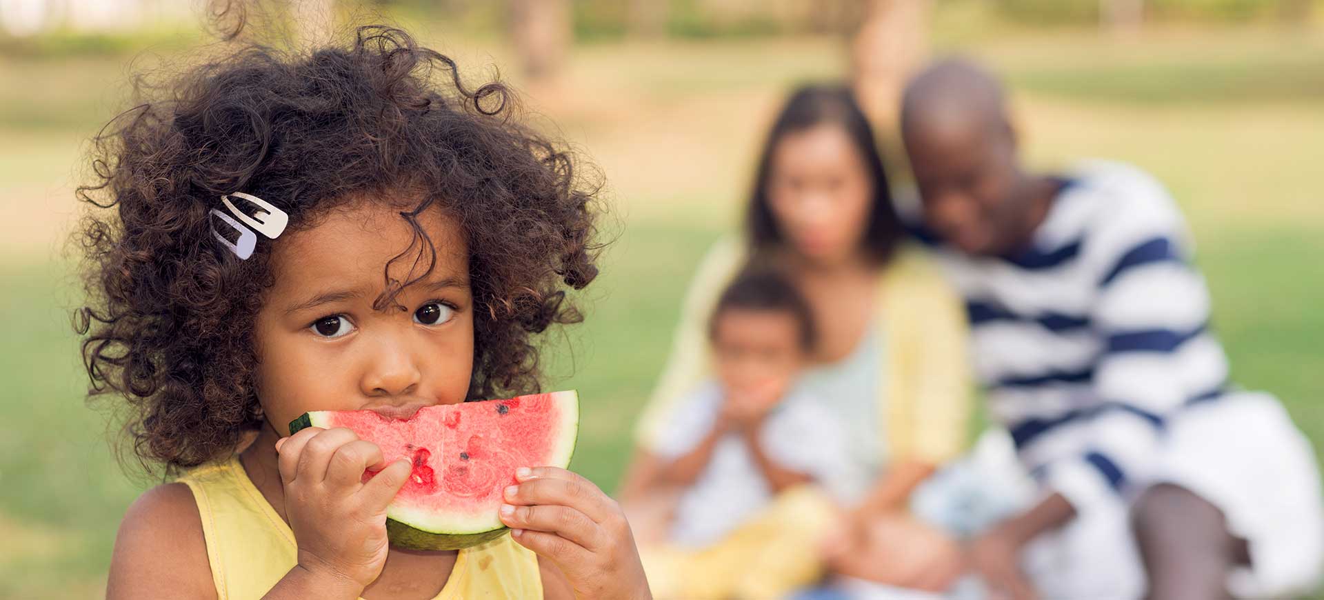 Une fillette mange une pastèque